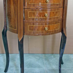 Piccola consolle intarsiata a mezzaluna con 3 cassetti cm 63x32x77H in combinazione di noce canaletto e noce piumato