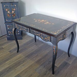 Scrivania intarsiata rettangolare cm 110x71 con cassetti, gamba sagomata, in celeste